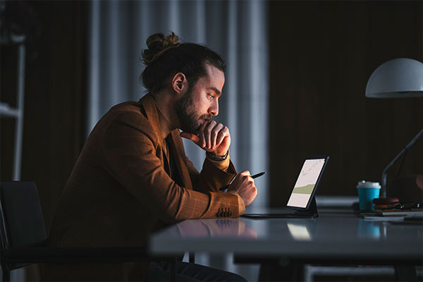 Mann am Laptop checkt seine Kryptowährung